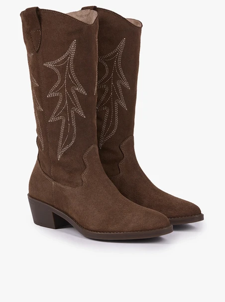 Braune genähte Cowboystiefel