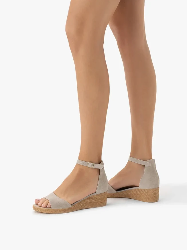 Sand-Sandalen auf Plattformen