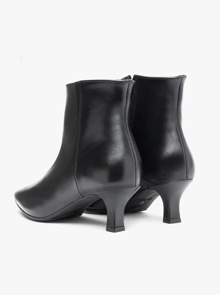 Schwarze Lederstiefel mit Stilettoabsatz