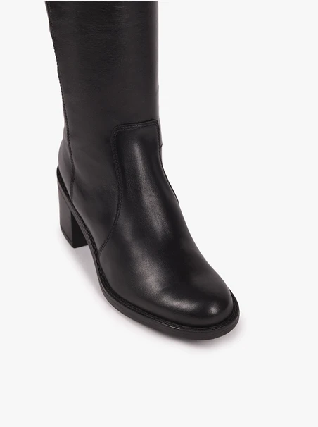 Schwarz genarbte Lederstiefel