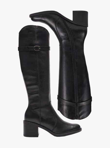 Schwarz genarbte Lederstiefel