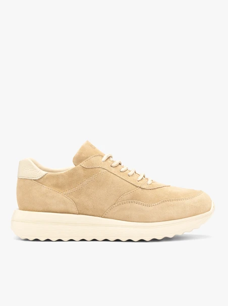 Beigefarbene Turnschuhe mit dickerem Boden