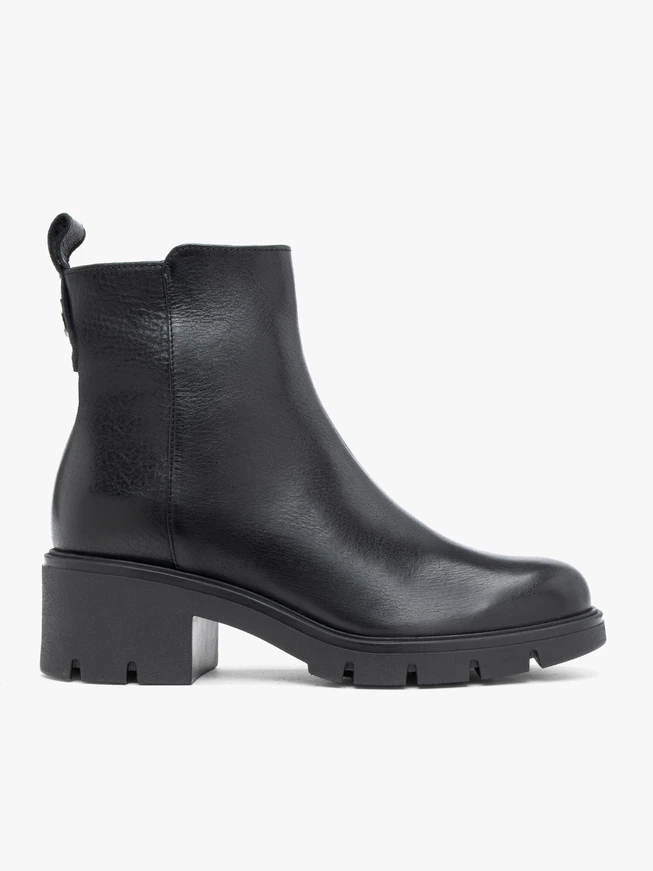 Schwarze solide Stiefel