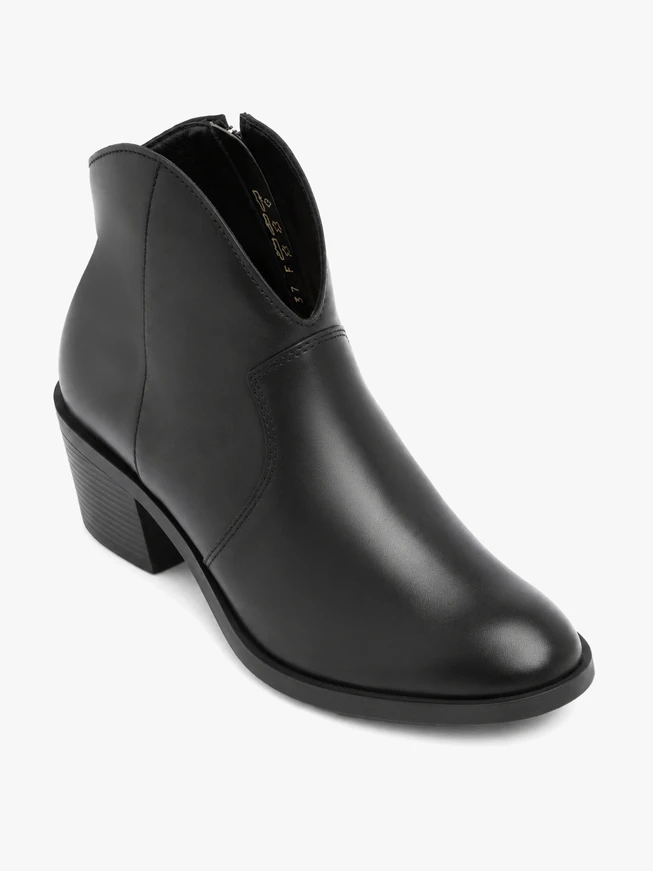 Schwarze Stiefeletten im Cowboy-Stil
