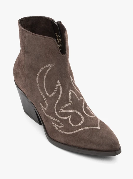 Braune Cowboy-Stiefeletten mit Ziernähten