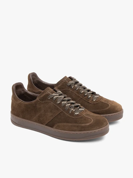 Braune Veloursleder-Sporthalbschuhe