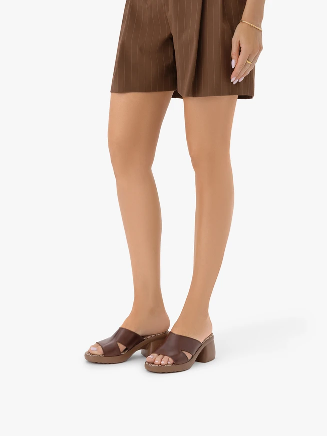 Braune Flip-Flops mit Absatz und festem Boden