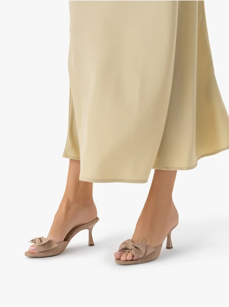 Beigefarbene Flip-Flops mit Absatz und Schleife