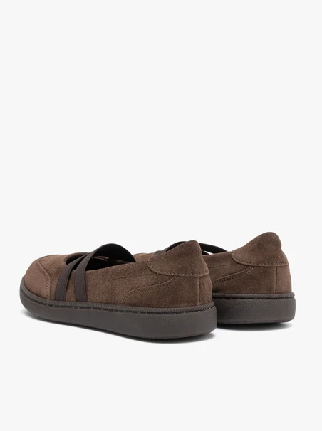 Braune sportliche Ballerinas mit zwei Riemen