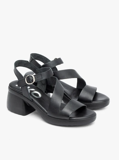 Schwarze Sandalen aus genarbtem Leder