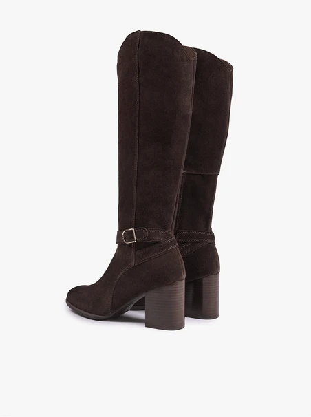 Dunkelbraune Stiefel mit Schnalle am Schaft