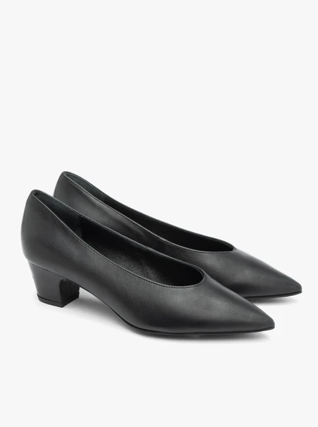 Schwarze Pumps aus Vollnarbenleder mit Stilettoabsatz