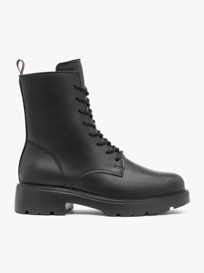Schwarz genarbte Lederstiefel