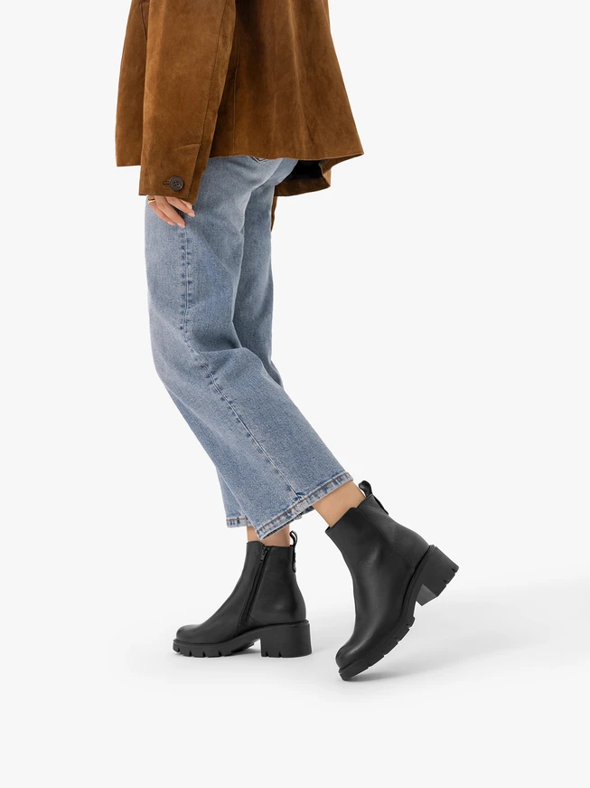 Schwarze solide Stiefel