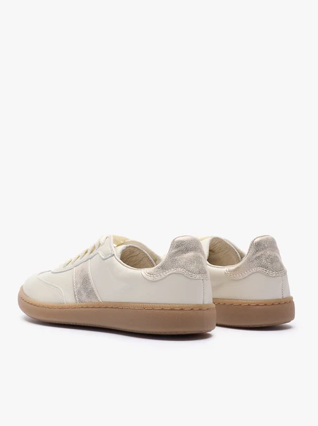 Cremefarbene Sportschuhe mit Platinriemen