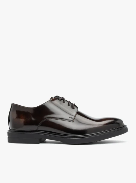 Schwarz lackierte Halbschuhe