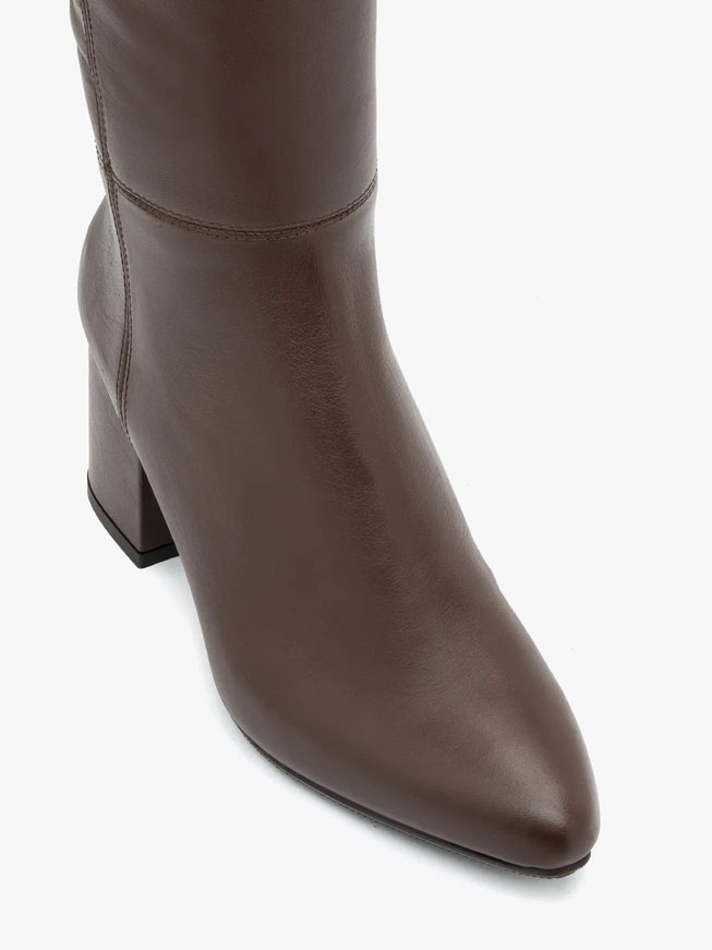 Braune Stiefel mit breitem Schaft