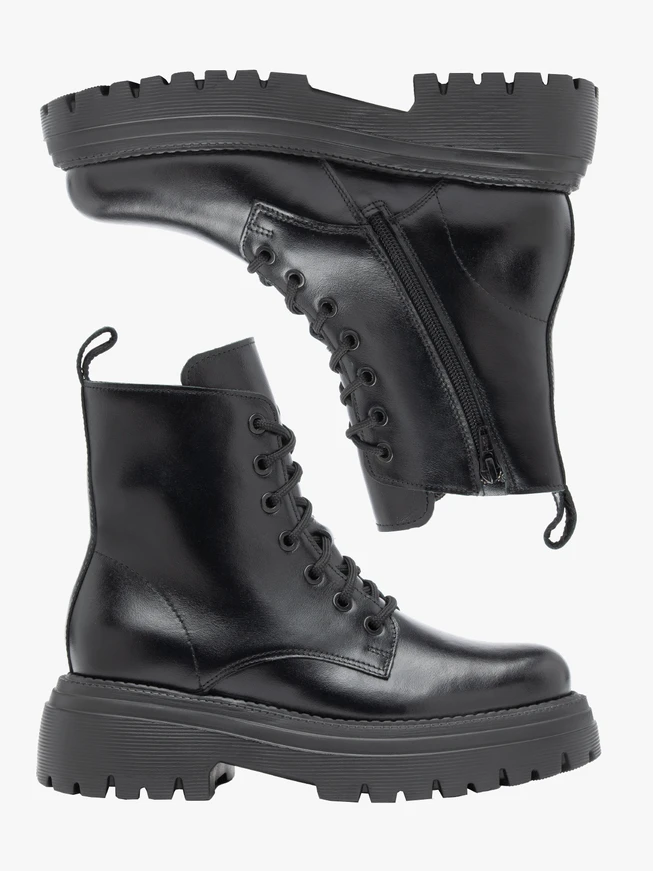 Schwarze Wanderschuhe mit dicker Sohle