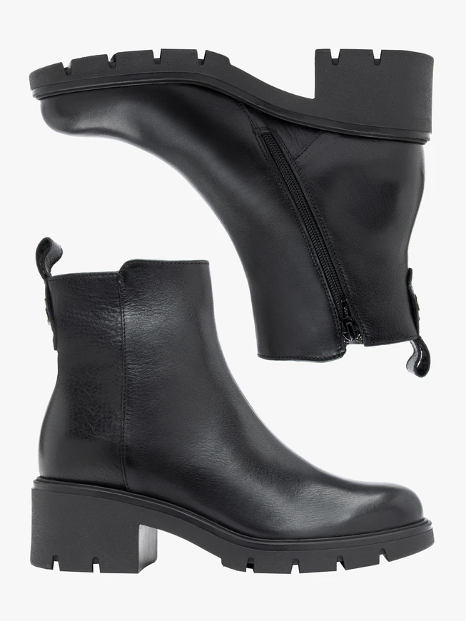 Schwarze solide Stiefel