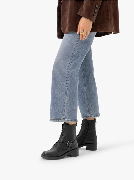 Schwarze Schnallenstiefel