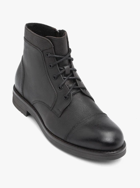 Dunkelbraune isolierte Stiefel