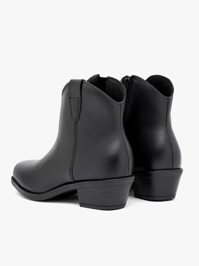 Schwarze hochhackige Stiefel