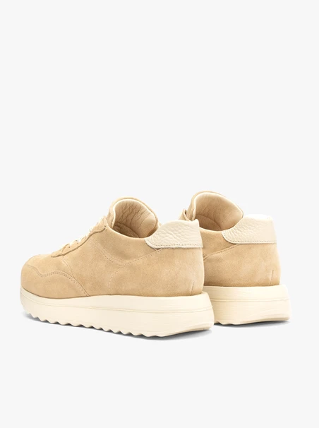 Beigefarbene Turnschuhe mit dickerem Boden