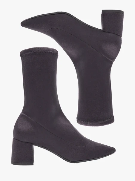 Graue, elastische Stiefeletten, die über dem Knöchel enden