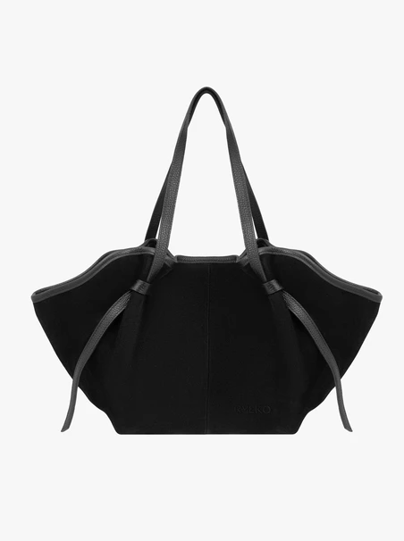 Schwarze Handtasche mit einer einzigartigen Form