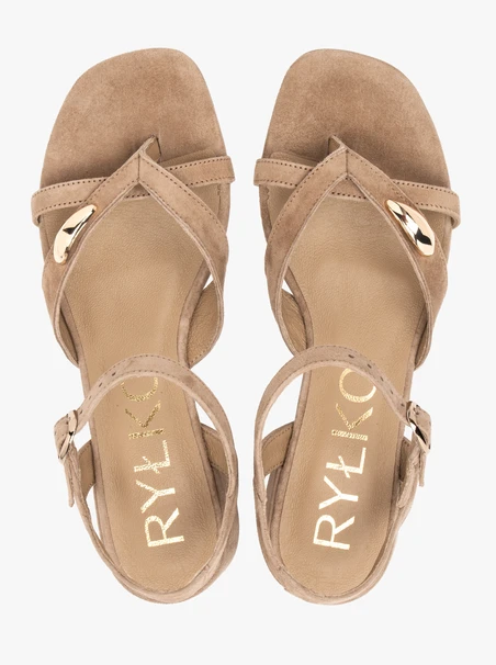 Hellbraune Flip Flops mit niedrigem Absatz und Verzierung
