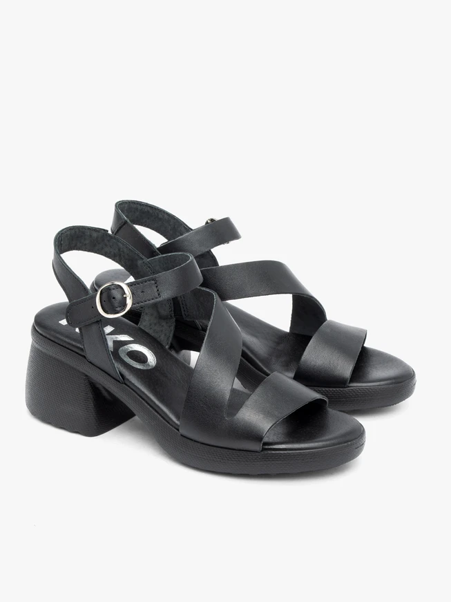 Schwarze Sandalen aus genarbtem Leder