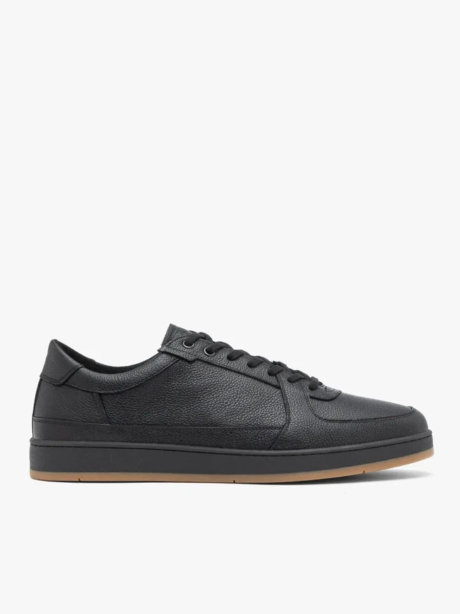 Schwarze Sporthalbschuhe