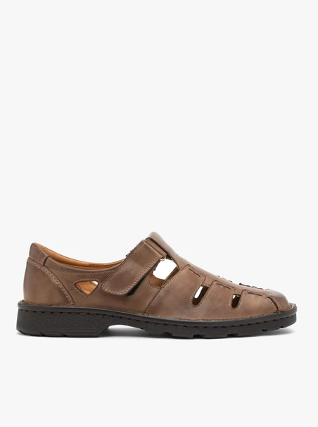 Hellbraune Sandalen aus genarbtem Leder