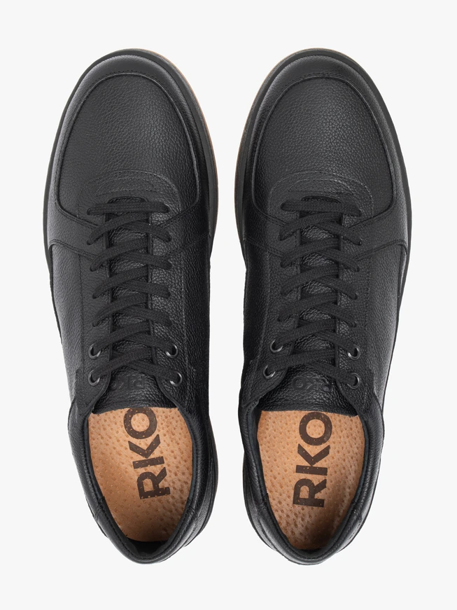 Schwarze Sporthalbschuhe