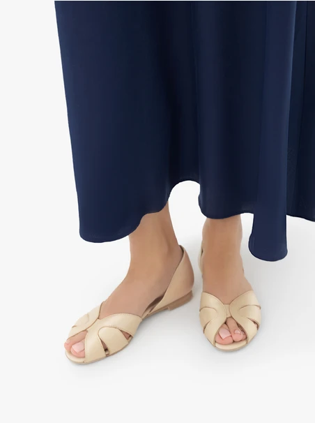 Beigefarbene, zehenoffene Ballerinas