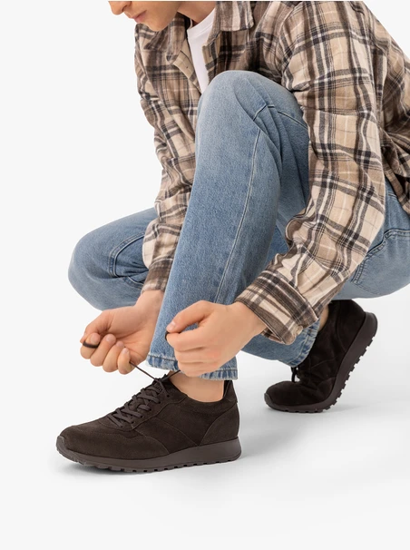 Dunkelbraune Sporthalbschuhe