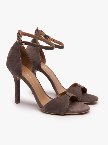 Dunkelbraune hochhackige Sandalen