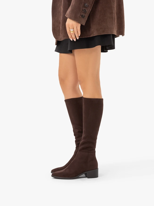 Dunkelbraune Stiefel mit schmalem Schaft