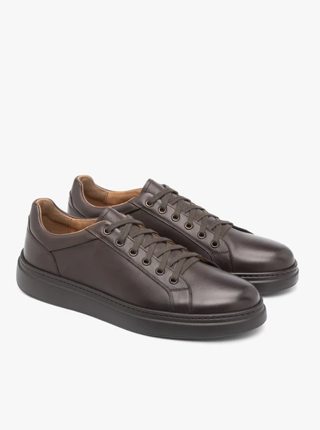 Dunkelbraune Sporthalbschuhe