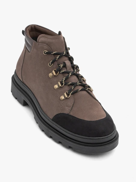 Graue und schwarze Stiefel im Trekking-Stil