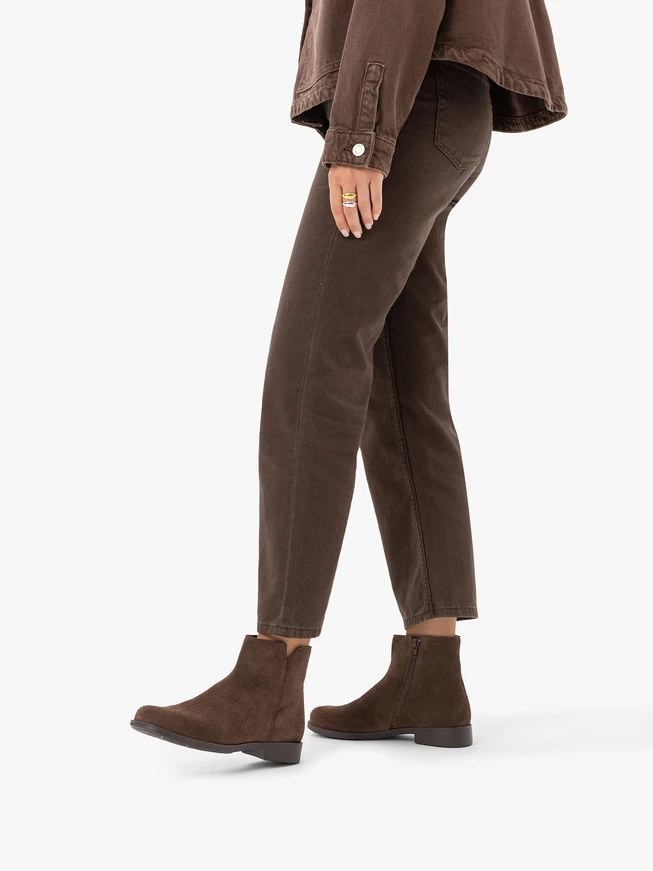 Braune Veloursstiefel