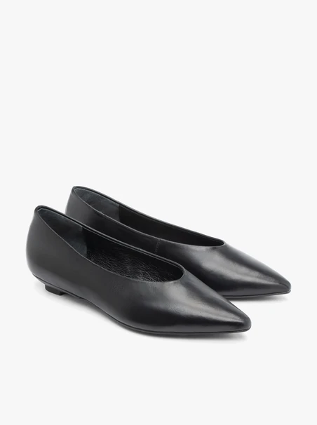Schwarze Ballerinas mit spitzer Zehe