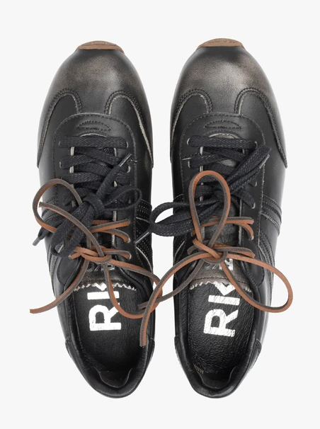 Schwarze, schattierte Sporthalbschuhe