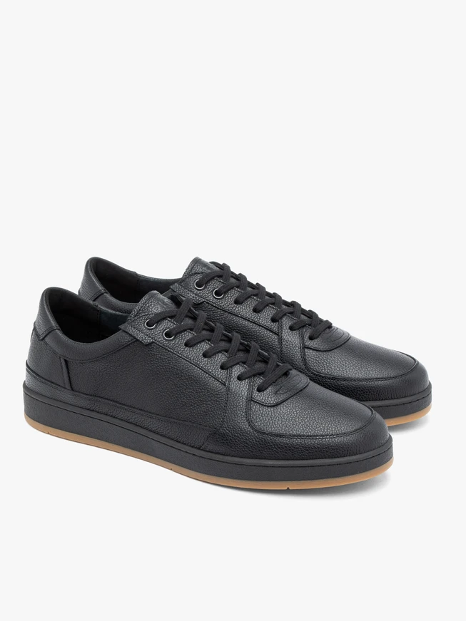 Schwarze Sporthalbschuhe
