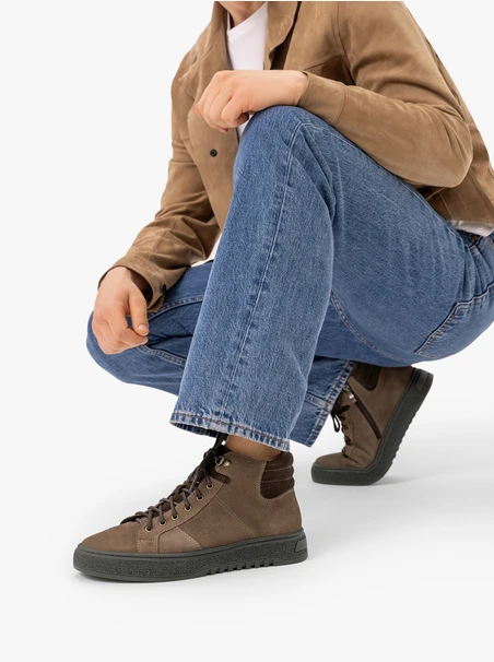 Braune Sportstiefel