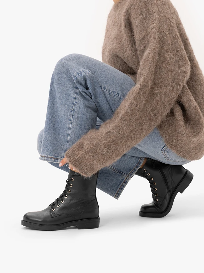 Schwarz genarbte Lederstiefel