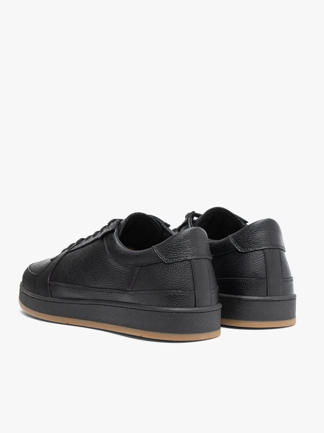 Schwarze Sporthalbschuhe
