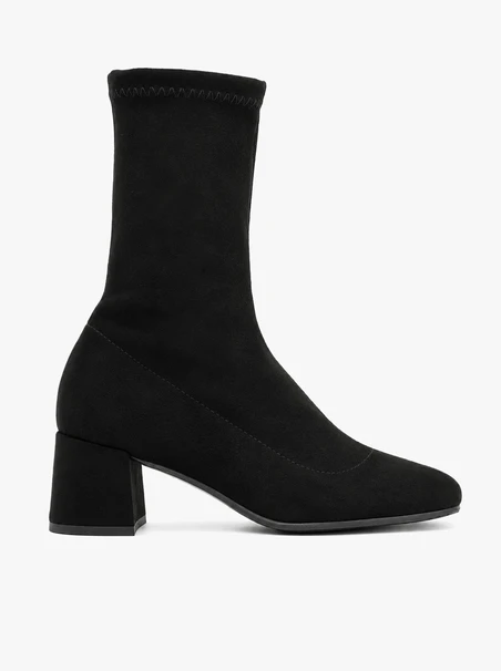 Schwarze, hohe, elastische Stiefeletten