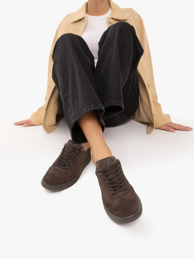 Braune Sporthalbschuhe