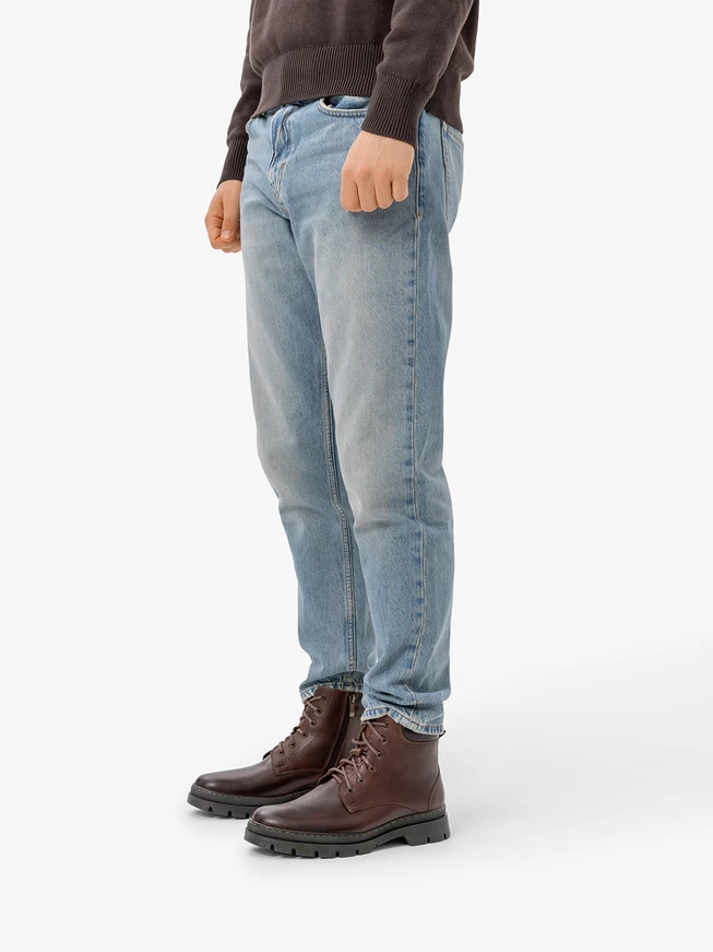 Braune Stiefel aus Leder und Velours